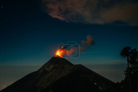 Volcán Fuego en erupción nocturna desde la vista del Volcán Acatenango, Guatemala. Foto de alta calidad
