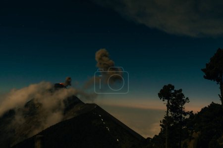 Volcan actif Fuego visible depuis le volcan Acatenango, Guatemala. Photo de haute qualité