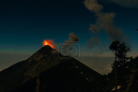 Éruption nocturne du volcan Fuego depuis la vue sur le volcan Acatenango, Guatemala. Photo de haute qualité