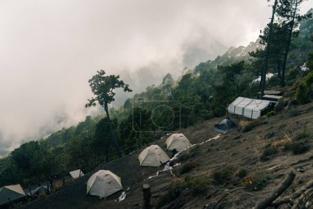 Zeltplatz an den Flanken des Vulkans Acatenango. Hochwertiges Foto
