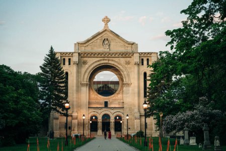 Téléchargez les photos : Winnipeg (Manitoba), CA, mai 2022 Cathédrale Saint-Boniface basilique catholique romaine. Photo de haute qualité - en image libre de droit