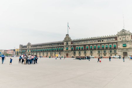 Téléchargez les photos : Zocalo Constitution Square and National Palace Espagnol : Palacio Nacional, Mexico CDMX - mai 2023. Photo de haute qualité - en image libre de droit