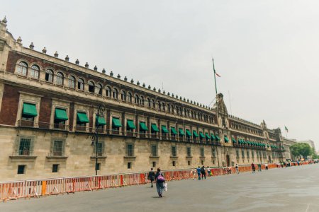 Téléchargez les photos : Zocalo Constitution Square and National Palace Espagnol : Palacio Nacional, Mexico CDMX - mai 2023. Photo de haute qualité - en image libre de droit