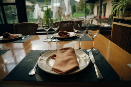 Téléchargez les photos : Beau décor de table pour dîner dans un restaurant. Photo de haute qualité - en image libre de droit