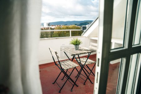 Modernes und lebendiges Stahlmöbel kann dieses 3-teilige Bistro-Set sein, das sowohl für den Garten als auch für einen kleinen Balkon geeignet ist. Hochwertiges Foto