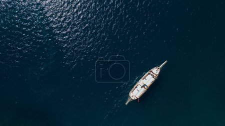 Drohnen-Luftaufnahme auf einem kleinen Kreuzfahrtschiff. Hochwertiges Foto