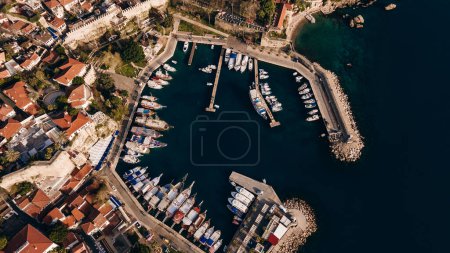 Photographie aérienne de la baie d'Antalya dans la ville d'Antalya depuis le point culminant de la mouche du drone par une journée ensoleillée en Turquie. Photo de haute qualité
