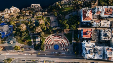 Luftaufnahme der Bucht von Antalya in der Stadt Antalya vom Höhepunkt des Drohnenflugs an einem sonnigen Tag in der Türkei. Hochwertiges Foto