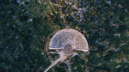 Luftaufnahme des griechischen Amphitheaters im Ferienort Kas, Türkei. Hochwertiges Foto