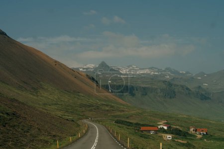 Straße durch grüne Berge in Island. Hochwertiges Foto