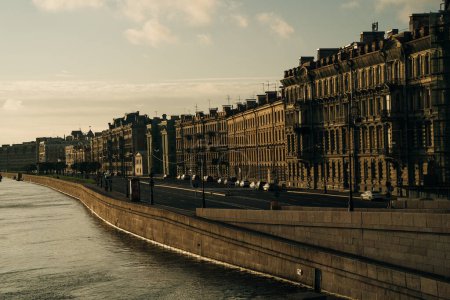 St. Petersburg, Russland - September 2022: Palastdamm in St. Petersburg bei Sonnenuntergang. Hochwertiges Foto