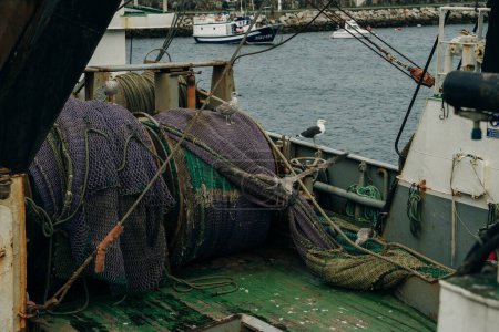 Equipamiento para redes de pesca en un barco. Foto de alta calidad