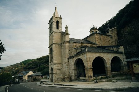 Foto de Molinaseca es un pueblo y municipio de la región de El Bierzo, León, España - mayo de 2023. Foto de alta calidad - Imagen libre de derechos