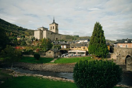 Molinaseca es un pueblo y municipio de la región de El Bierzo, León, España - mayo de 2023. Foto de alta calidad