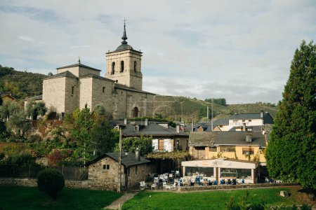 Foto de Molinaseca es un pueblo y municipio de la región de El Bierzo, León, España - mayo de 2023. Foto de alta calidad - Imagen libre de derechos