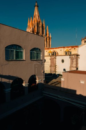Kuppel und Rückansicht von La Parroquia in der historischen mexikanischen Stadt San Miguel de Allende. Hochwertiges Foto