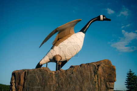 Téléchargez les photos : Wawa, Ontario, Canada - 1er septembre 2022 La statue plus grande que nature de l'Oie de Wawa domine. Photo de haute qualité - en image libre de droit