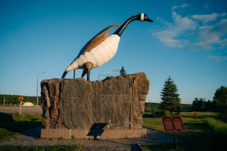Téléchargez les photos : Wawa, Ontario, Canada - 1er septembre 2022 La statue plus grande que nature de l'Oie de Wawa domine. Photo de haute qualité - en image libre de droit