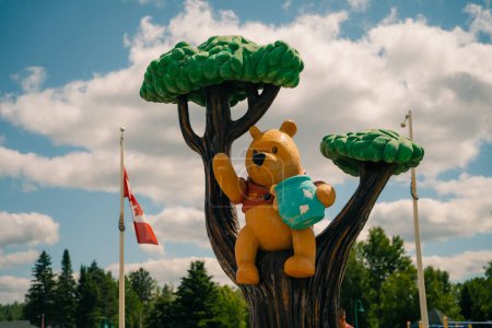 Foto de RÍO BLANCO, ONTARIO, CANADÁ - MAYO 2023 Vista de la estatua de Winnie the Pooh en la ciudad de White River. Foto de alta calidad - Imagen libre de derechos