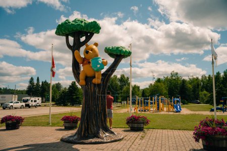 Foto de RÍO BLANCO, ONTARIO, CANADÁ - MAYO 2023 Vista de la estatua de Winnie the Pooh en la ciudad de White River. Foto de alta calidad - Imagen libre de derechos