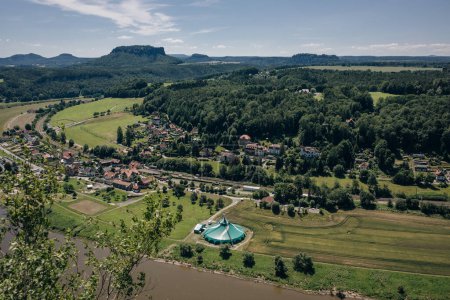 vista sobre rathen en saxon switerland desde el rastro hasta el puente bastión, Alemania. Foto de alta calidad