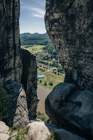 Blick auf Rathen in der Sächsischen Schweiz vom Wanderweg bis zur Bastionsbrücke, Deutschland. Hochwertiges Foto