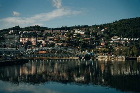Pontevedra, Galicien. Spanien. Februar 2023 Blick auf die Stadt Pontevedra, den Fluss Lerez und die Brücke der Strömungen. Hochwertiges Foto