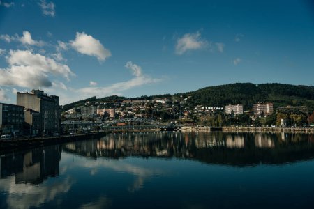 Pontevedra, Galicien. Spanien. Februar 2023 Blick auf die Stadt Pontevedra, den Fluss Lerez und die Brücke der Strömungen. Hochwertiges Foto