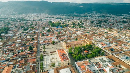 Téléchargez les photos : Belle vue aérienne sur les toits des anciens bâtiments coloniaux de la ville de san cristobal de las Casas,. Photo de haute qualité - en image libre de droit
