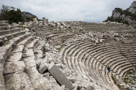 Zerstörtes Turn- und Bädergebäude in Termessos. Ruinierte antike Stadt in der Provinz Antalya, Türkei. Hochwertiges Foto