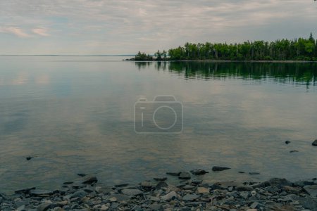 Foto de Playa rocosa lago superior en ontario, canada. Foto de alta calidad - Imagen libre de derechos