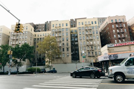 Téléchargez les photos : Brick apartment condo building outdoor architecture in Fordham Heights center, Bronx, ny - mai 2023. Photo de haute qualité - en image libre de droit
