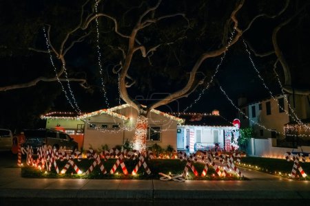 Téléchargez les photos : Los Angeles, Etats-Unis - dec 2022 Belle décoration de Noël de style américain. Photo de haute qualité - en image libre de droit