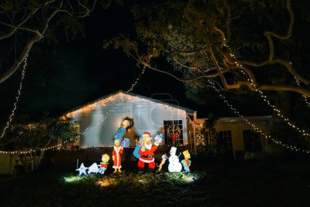 Foto de Los Angeles, EE.UU. - dic 2022 Hermosa decoración navideña de casa de estilo americano. Foto de alta calidad - Imagen libre de derechos