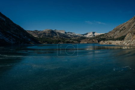 Wunderschöner Tenaya-See und Bergreflexion, Yosemite-Nationalpark. Hochwertiges Foto