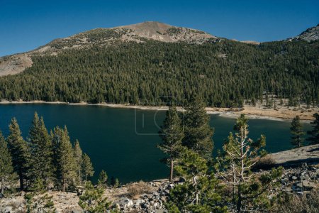 Beau lac Tenaya et reflet des montagnes, parc national Yosemite. Photo de haute qualité
