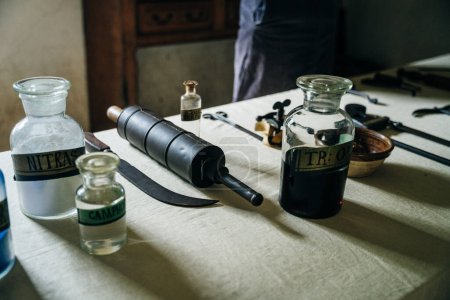 Téléchargez les photos : Outils médicaux médiévaux, détail des outils de chirurgien vintage sur une table. Photo de haute qualité - en image libre de droit