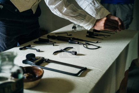 Téléchargez les photos : Outils médicaux médiévaux, détail des outils de chirurgien vintage sur une table. Photo de haute qualité - en image libre de droit
