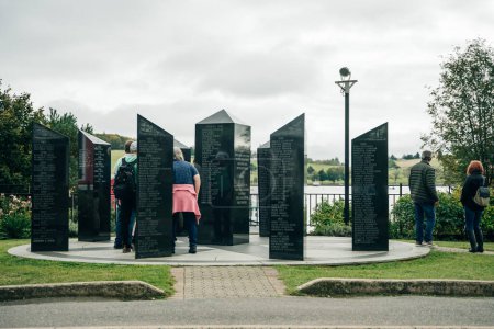 Foto de Lunenburg, NS, CAN, 9 de julio de 2022 - Un monumento cerca de un muelle en Lunenburg, Nueva Escocia. Foto de alta calidad - Imagen libre de derechos