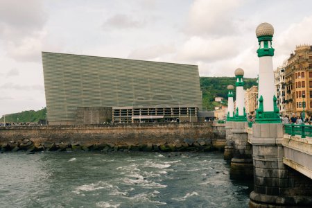 Téléchargez les photos : Le Kursaal Conference Center et Auditorium à côté de la plage Zurriola, Ville de Donostia, Pays Basque - septembre 2023. Photo de haute qualité - en image libre de droit