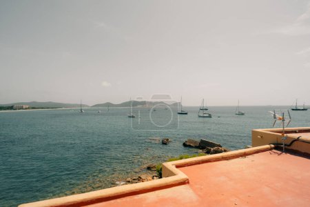 Es Bol Nou es una de las playas naturales de la isla de Ibiza. Foto de alta calidad
