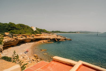 Es Bol Nou ist einer der natürlichen Strände der Insel Ibiza. Hochwertiges Foto