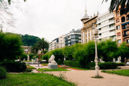 Téléchargez les photos : San Sebastian, Espagne - 13 août 2023 Jardins Alderdi-Eder devant l'hôtel de ville. Photo de haute qualité - en image libre de droit