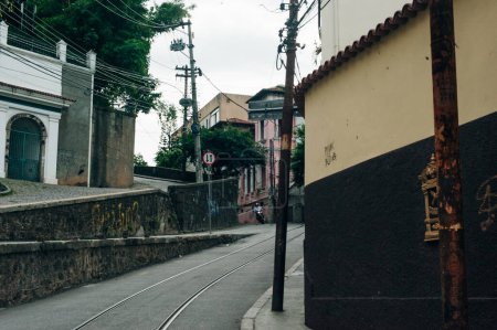 Téléchargez les photos : Rio de Janeiro, Brésil - 12 septembre 2023 Anciennes maisons d'architecture portugaise coloniale dans le quartier de Lapa et Santa Teresa. Photo de haute qualité - en image libre de droit