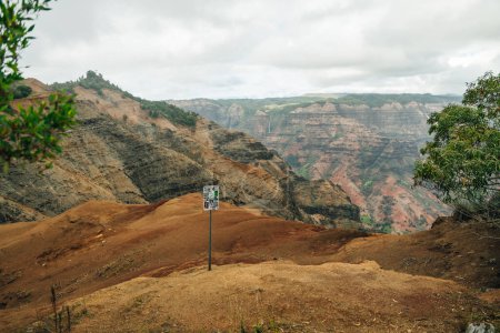 Canyon Lookout es un área de álamo para los visitantes del colorido cañón de Kauai. kauai, hawaii - sep 2022. Foto de alta calidad