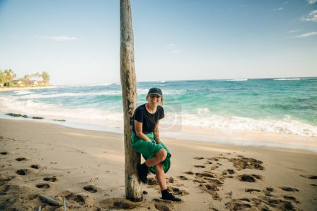 Frau am tropischen exotischen Strand in Haena, Kauai Island, Hawaii. Hochwertiges Foto