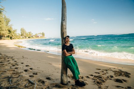 mujer en la playa tropical exótica en Haena, Kauai Island, Hawaii. Foto de alta calidad