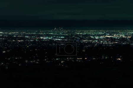 Paisaje urbano panorámico de Los Ángeles por la noche con vista al centro de Los Ángeles. Foto de alta calidad