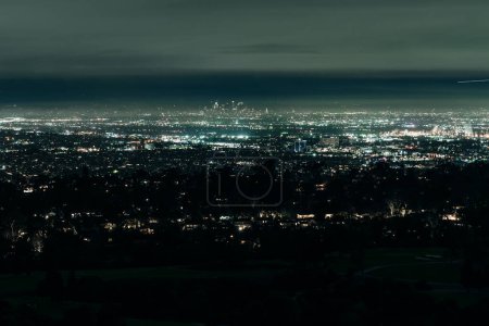 Paisaje urbano panorámico de Los Ángeles por la noche con vista al centro de Los Ángeles. Foto de alta calidad