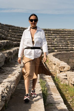 turista en Las ruinas de la antigua ciudad de Anatolia de Perge situado cerca de la ciudad de Antalya en Turquía. Foto de alta calidad